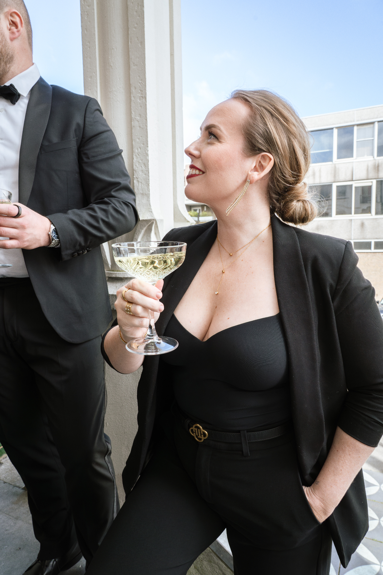 Sabine met champagne — de kunst van vieren wat je bouwt