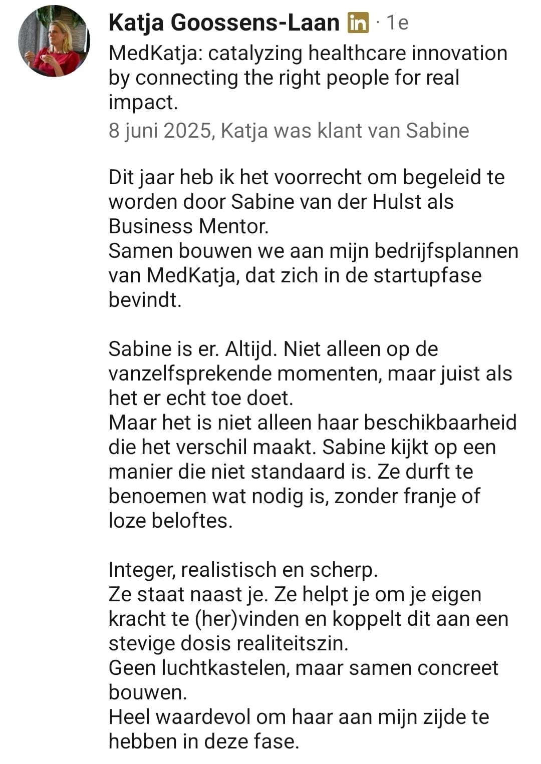 Sabine is er. Altijd. Juist als het er echt toe doet. Ze kijkt op een manier die niet standaard is, durft te benoemen wat nodig is, zonder franje of loze beloftes. Geen luchtkastelen, maar samen concreet bouwen.