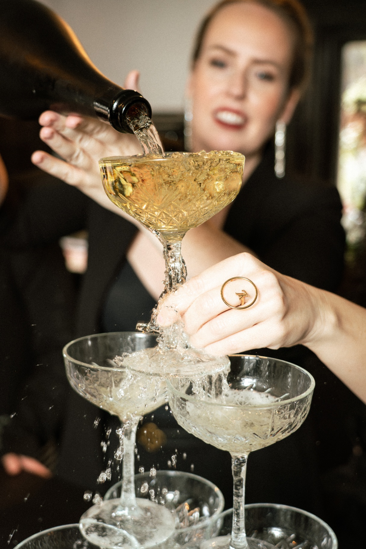 Champagne wordt ingeschonken