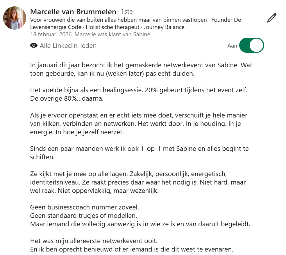 Ze kijkt met je mee op alle lagen. Zakelijk, persoonlijk, energetisch, identiteitsniveau. Niet hard, maar wel raak.